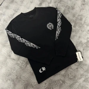 Svart långärmad tröja från Chrome Hearts - Helt ny chrome hearts tröja I storleken S. Den är aldrig använd bara testad. Meddela gärna om du är intresserad, priset kan diskuteras.