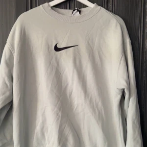 Nike Crewneck Grå - En nike crewneck i storlek S som är använd ett fåtal gånger. 🤝