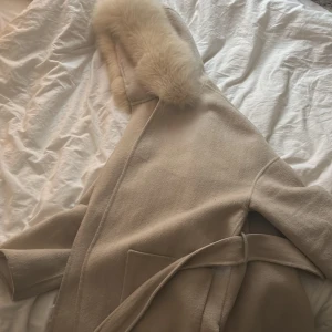 Beige kappa med päls - Beige kappa med äkta päls, passar xs-m. 