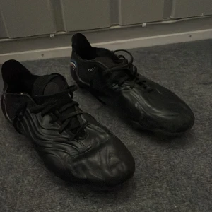 Adidas Copa sense .1 FG - Säljer ett par Adidas Copa sense .1 FG storlek 44, använda sparsamt några slitningar fram på skorna men annars helt felfria, dubbarna är i normalt skick, dessa har säkert några säsonger till i sig 100%