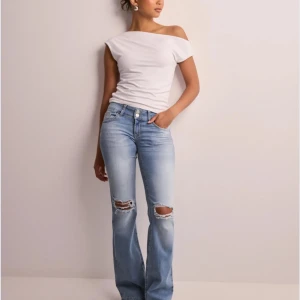 Ljusblå bootcut jeans - Snygga ljusblå jeans med bootcut-stil från Nelly. Använda 2 gånger så dom är i bra skick. skriv privat för egna bilder.💕