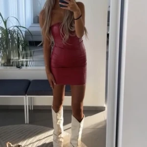 Röd klänning - Vinröd/Röd skitsnygg skinn klänning till Saluuuu!!! Aldrig använd❤️❤️❤️