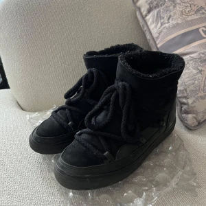 Inuikii - Super snygga svarta inuikiis! Perfekt för både vinter, vår och höst🫶🏼använda men fortfarande i gott skick 