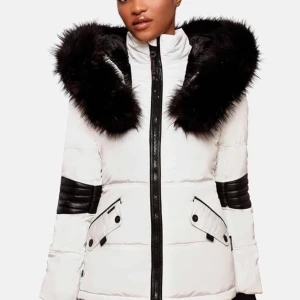 Vit jacka  från Navahoo - Snygg vit jacka från Navahoo med svart fuskpäls på huvan. Jackan har svarta detaljer på ärmarna och dragkedja framtill. Två fickor med knappar ger extra stil och funktionalitet. Perfekt för kyliga dagar!