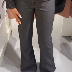 Svarta y2k bootcut kostymbyxor  - Snygga svarta bootcut kostymbyxor från gina tricot. De är i nyskick o det finns inga skador osv på byxorna, har använt dom 2 gånger. För fler bilder hör av er privat💕