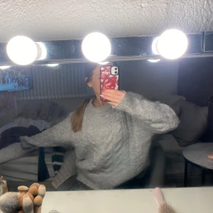 Grå stickad tröja - Jättemysig grå stickad tröja och är lite oversized för mig. Inte alls stickig, den är väldigt varm och är perfekt för kalla dagar. Använd bara några få gånger.                           Köpt från Gina young i storlek 146/152. Skulle säga att den är mellan S-M