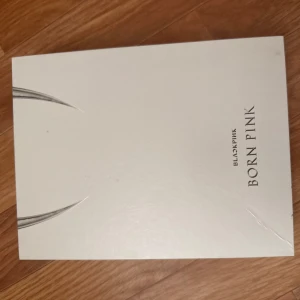BLACKPINK Born Pink album - Säljer en exklusiv box set av 'Born Pink' från BLACKPINK. Innehåller en stilren vit och svart förpackning med en CD och tillhörande material.  Photocards finns och allt fins med, sticker allt!!