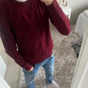 Vinröd tröja från Uniqlo - Säljer en stilren vinröd tröja från Uniqlo. Tröjan har en klassisk design med långa ärmar och rund halsringning. Perfekt för en avslappnad och snygg look. Ny skick använt 2 gånger. Ny pris 600. Mitt pris 450