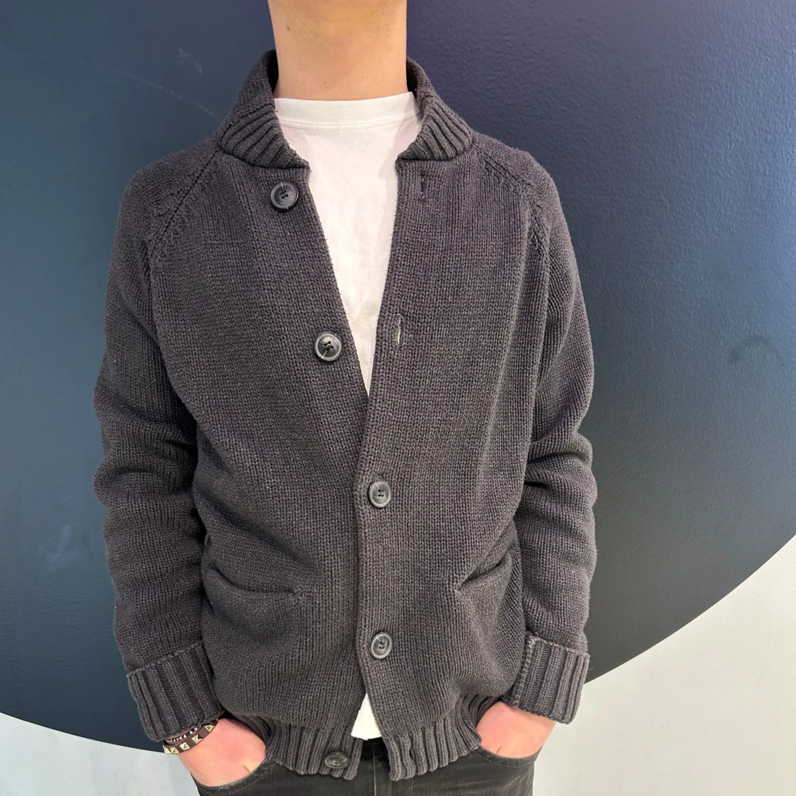 Grå kofta med knappar - 1
