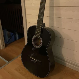 Gitarr - Hej tänkte sälja min killes gamla gitarr då den aldrig nästan kommit till användning, vilket också gör att den är nästan helt nyskick. Kan tyvärr bara mötas upp så frakt är inte möjligt. Finns i Uppsala eller alunda. 