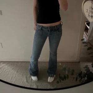 Lågmidjade jeans - Innerbenslängd: 84 cm                                  Midjemått: 36 cm