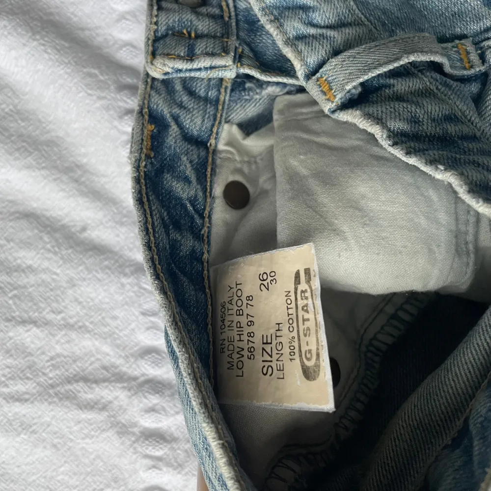 Så snygga lågmidjade bootcut jeans med gulliga detaljer på bakfickorna. Från märket G-Star. Storlek W26 L30 men är mindre i passformen. Midjemått rakt över: 34cm, Innerbenslängd: 70cm💞 Säljer då de tyvärr inte passar mig längre. Farkut & Housut.