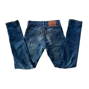 Levi's 510 jeans - Snygga Levi's 510 jeans i en klassisk blå färg. De har en slim passform och är tillverkade i jeansmaterial. Perfekta för en stilren look. De är i storleken W28 L32 och har en del DEFEKTER! Därför säljer jag till så lågt pris. Priset är absolut inte hugget i sten😇👖