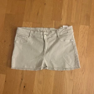 Mini jeanskjol - Använd några gånger och är fortfarande i mycket bra skick. Det står storleken M men hade passat S också.