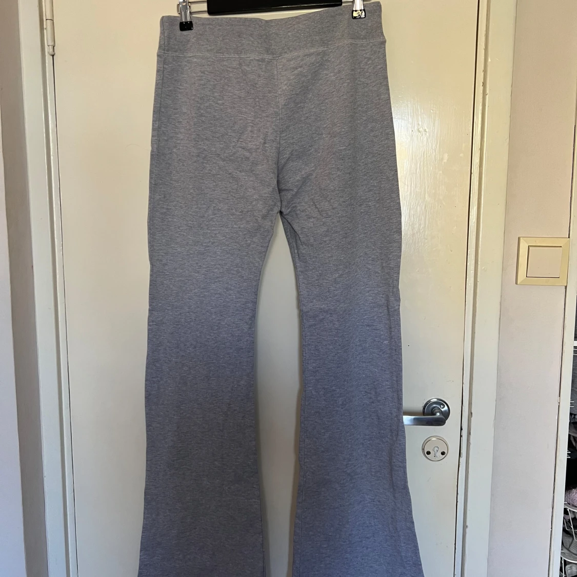 Lågmidjade grå mjukisbyxor från Brandy Melville - 1