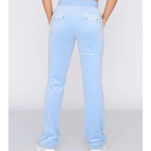 Ljusblå juicy byxor  - Båda metall sakerna är kvar typ lika mjuka som de va när jag köpte dom, skriv för bilder