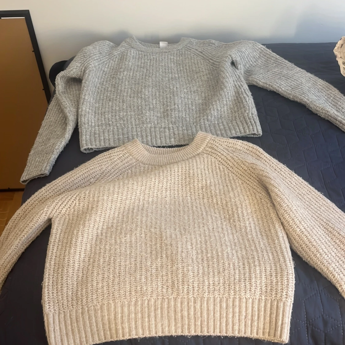 Beige och grå stickad tröja från Lindex - 2