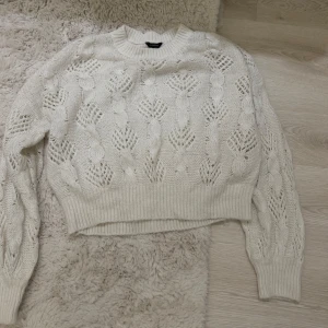 Vit stickad tröja  - Säljer en vit stickad tröja , as bra skick. Så fin o mysiiig