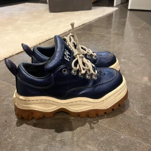 Blå sneakers Eytys - Säljer mina Eytys skor som är köpta för några år sedan då de inte kommer till användning längre. Super coola och bekväma skor med en tjock sula. De har fått små hål vid insidan av hälen, skiev peivat för fler bilder. Nypris runt 2300kr. Pris kan diskuteras!
