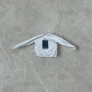 Grå tröja från Calvin Klein Jeans - Säljer en stilren grå tröja från Calvin Klein Jeans. Tröjan har långa ärmar och en klassisk rund halsringning. Perfekt för en avslappnad look.