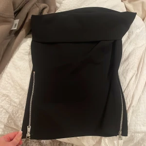 Bandeutopp från Zara - Snygg svart bandeutopp från Zara med stilren design. Två dragkedjor framtill, skitsnygg. Andvönd en gång, strechig❤️