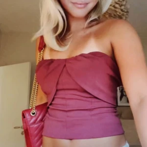 Vinröd topp  - Super snygg vinröd topp från zara i storlek S! Använd fåtal gånger och i fint skick utan defekter🙌🏼🤗❤️