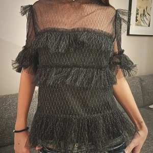 Svart topp med volanger från By Malina - Säljer en så fin svart topp från By Malina i storlek S😍 Såå fint till fest💞