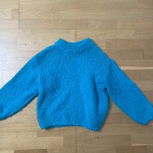 Blå stickad tröja från Vero Moda - Säljer en snygg blå stickad tröja från Vero Moda. Den är lite nopprig men annars i bra skick. Säljer eftersom att den är i för liten storlek. Storlek XS men passar S också.