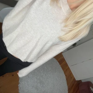 Beige stickad tröja från Zara - Mysig beige stickad tröja från Zara i storlek S. Den är knappt använd ock i mycket bra skick💗