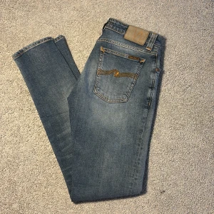 Nudie jeans med slitningar - Nudie jeans med feta slitningar | Skick 9/10 |  Storlek W30 L32 | Komm vid intressen och tveka ej vid frågor | Pris går att diskuteras vid snabb affär