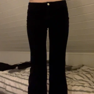 Svarta manchesterbyxor - Snygga svarta manchesterbyxor med bootcut-stil. De har en låg midja och klassisk femficksdesign. Perfekta för en stilren look.