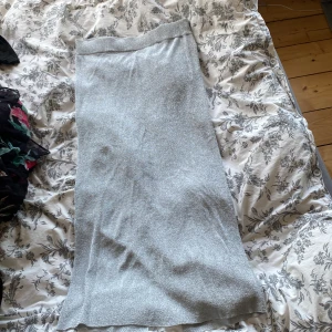Glittrig silverkjol - Snygg glittrig silverkjol i lång modell med slits från Carin Wester. Den är i storlek S och helt ny med lapparna kvar. Nypris var 599kr, säljer nu för 250kr +frakt.