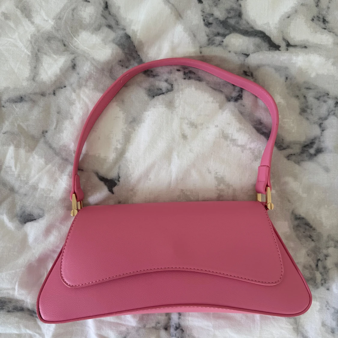 Rosa axelväska från Gina Tricot