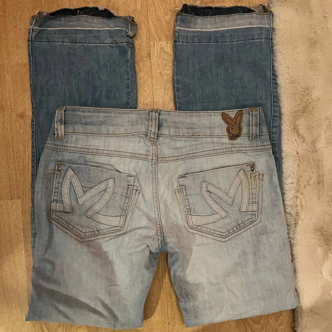 Ljusblå jeans playboy