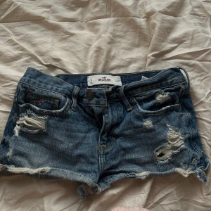 Blå jeansshorts från Hollister - Snygga blå jeansshorts från Hollister med slitna detaljer💕💕Strl W24 passar xs💕