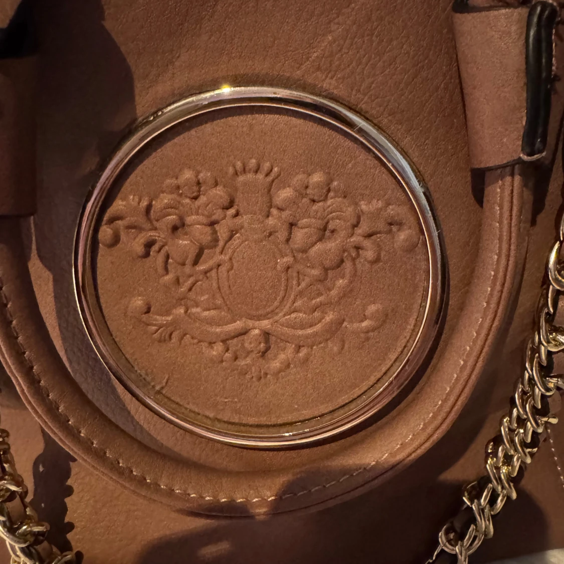 Brun handväska med kedjedetaljer - 1