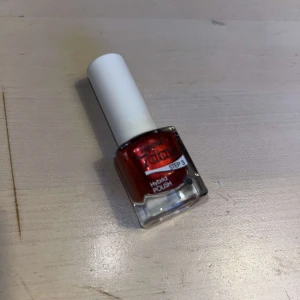 Nagellack - Snyggt rött nagellack från Depend 7day-serien i färgen Wild&Free. Perfekt för en hållbar och glansig finish. Kommer i en praktisk flaska med vit kork. Helt ny! 