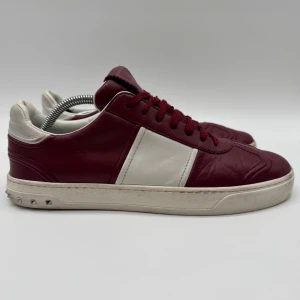 VALENITNO FLYCREW - Valentino flycrews - Skick: 9,5/10 (alla nitar kvar ) - Tillbehör: Enbart skorna - Storlek 43 sitter som 44 - Nypris ca 8000 - Går ej att få tag på nya - Deluxecloset