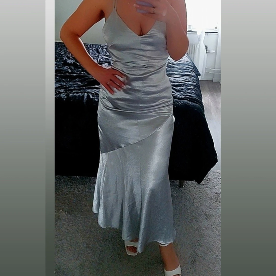 Silverfärgad klänning med smala axelband - 2