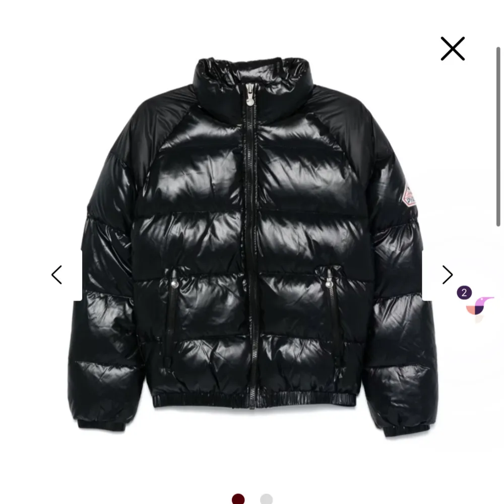 Snygg svart pufferjacka från Pyrenex med glansig finish. Jackan har en dragkedja framtill och långa ärmar. Perfekt för kyliga dagar med sin varma och vadderade design. Märkeslogga på ärmen ger en extra touch av stil. Jag säljer nu denna jacka eftersom jag inte har användning av något vinterjacka då jag och min familj skall flytta utomlands. Takit.