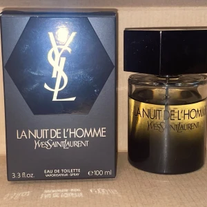La Nuit De L'Homme E.D.T - Säljer en elegant och maskulin parfym, La Nuit De L'Homme från Yves Saint Laurent. Flaskan är stilren med en svart hexagonal kork och genomskinligt glas som visar den gyllene vätskan. Perfekt för den som vill ha en sofistikerad doft. Kontakta mig för info!