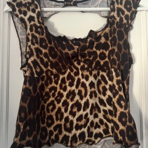 Leopardmönstrad topp från Romwe - Säljer en leopardmönstrad topp från Romwe i storlek XL.