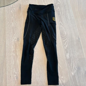 Svarta Maya Delorez ridbyxor - Lite defekter, men de fyller fortfarande sin funktion! Pris kan diskuteras!