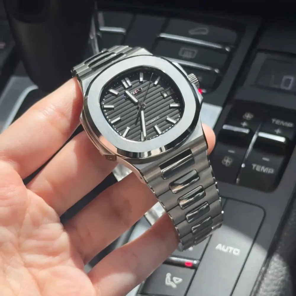 Nu är denna Seiko Nautilus mod färdigbyggd och till salu! (Custom made.) Klockan har Seikos automatiska NH35A-urverk. Glaset är av safir, vilket är reptåligt. Diametern är 41 mm. Klocklåda och verktygs-kit ingår. Övriga frågor? DM!. Asusteet.