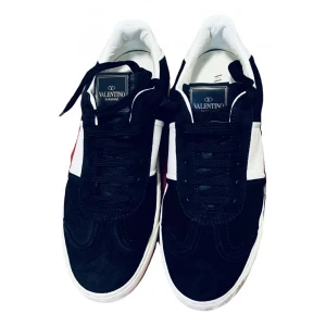 Valentino flycrew sneakers - !Pris kan diskuteras! Kommer med box, äkthetsbevis & resterande tillbehör. Säljs i befintligt skick, bilderna är från förra ägaren, de är lite mer slitna nu använda ca 1 år, under vår & höst. Tappat en nit baktill men inget man tänker på. Skriv för egna bilder, skorna rengörs självklart innan försäljning. Storlek 38, skulle säga att de är lite stora i storleken. Passar även 39. Pris kan diskuteras!