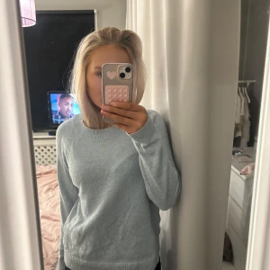 Ljusblå tröja från Vero Moda - Säljer en ljusblå tröja från Vero Moda. Tröjan har en enkel design med rund hals och långa ärmar, perfekt för en avslappnad stil. Passar bra till jeans eller kjol. Storlek S och har inga tecken på användning 