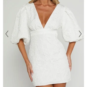 Vit klänning - Oanvänd klänning från Showpo i storlek 36. Endast testad, men ej använd☺️