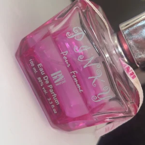 Pinky Pour Femme Eau De Parfum - Köpte ungefär ett år sen på normal (tror jag) för cirka 100kr. Säljer eftersom jag har andra parfymer jag använder så den kommer ej till användning. Jag tycker lukten är ganska god och den luktar sött. Ungefär hälften är kvar som man ser på bilden.