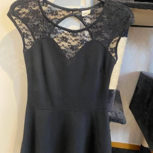 Svart topp från gina Tricot - En svart topp från gina Tricot med öppen rygg🩷