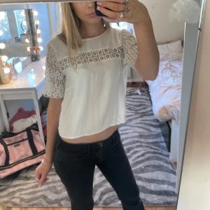 Vit blus med spetsdetaljer - Säljer en söt vit blus med spetsdetaljer. Hör av dig vid intresse🤍